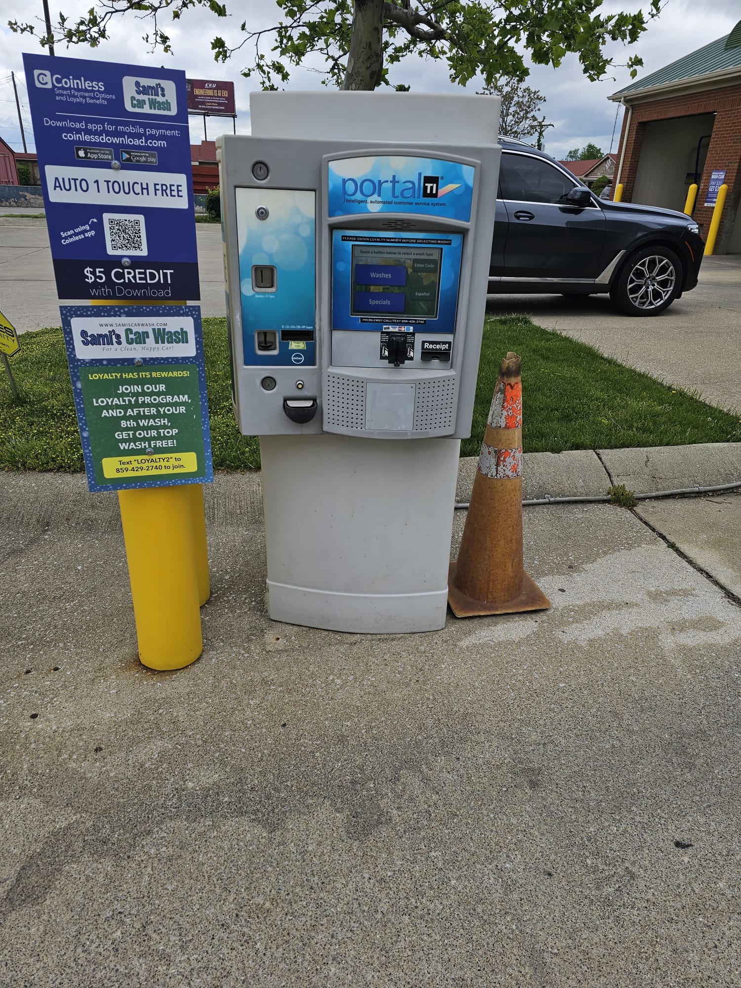 Payment machine at touchless bay