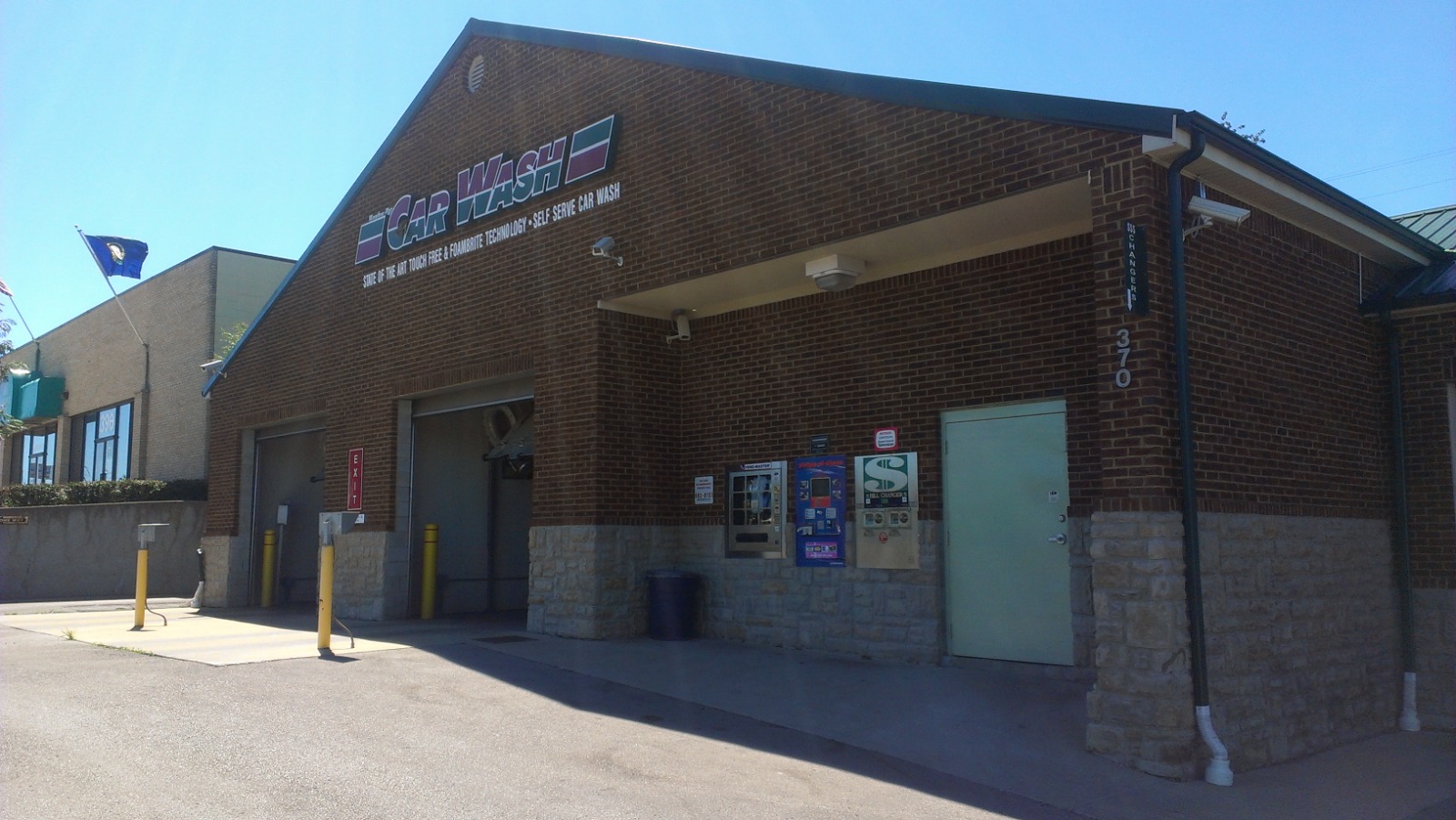 Side front view of Sami's Car Wash